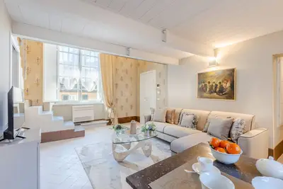 Image de Luxury 1 Bedroom Apartment with Elevator inside the Walls of Lucca by the Main Square Piazza San Michele
