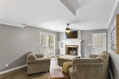 Image de Pet Friendly Fenced In 4 Bdrm 3 Ba Dt Cary Home