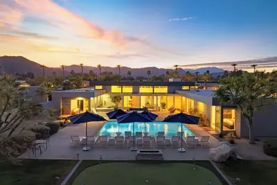 Image de Polo Villa 10 by AvantStay | Backyard Oasis w/ Putting Green