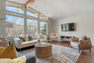 Image de Timber Valley | Centrally Located | Hot Tub & Bbq!