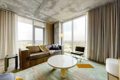 Image de Luxe Rainey St High Rise | Heated Pool | Gym | Atx