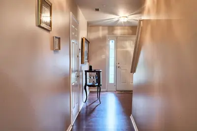 Image de 3 Bd 1. 5 Bathrooms, Large fenced yard, Indoor turf gym inside Secluded townhome