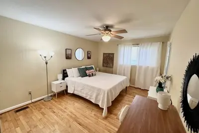 Image de ★Comfortable Townhome★King Bed ★ Long Term Stays ★