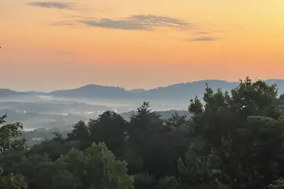 Image de 5 Minutes to National Park - Stunning Mountain Views in Wears Valley - Hot Tub