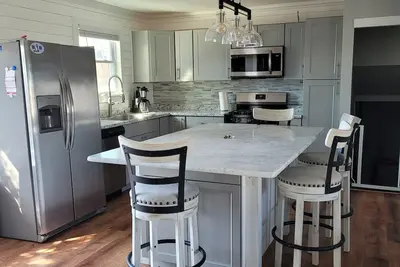 Image de Entire House in A-Zone Bay Views 3 Blocks to Beach