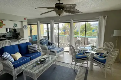 Image de Come Sail Away and relax at our beautifully remodeled 2Br/2Ba condo on the beach