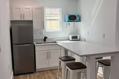 Image de Beach Cottage - 30 seconds to the sand!