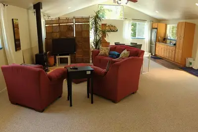 Image de Asian-themed Queen's Loft Apartment 10 mins to the beach and downtown!