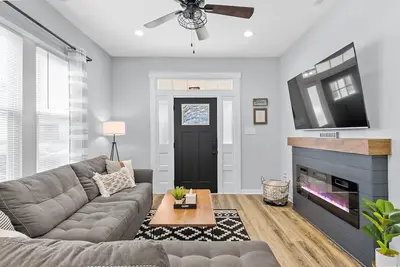 Image de Mod Urban 2 Br with Fireplace and Private Backyard