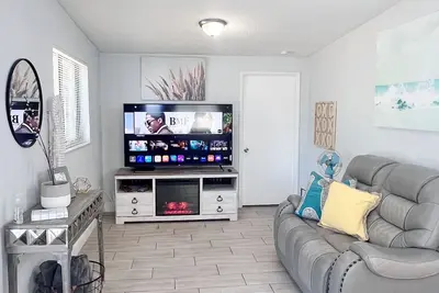 Image de Updated 3/2 home! Minutes from the Beach!