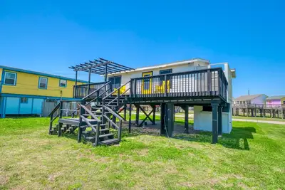 Image de Sweet little house with perfect location & view!
