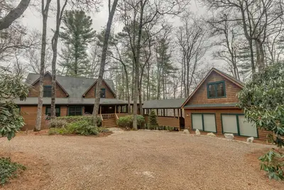 Image de Beautiful private setting, outdoor wood burning fireplace on the back porch