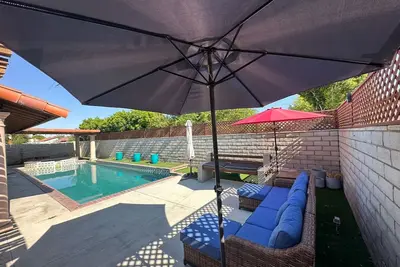 Family friendly Modern Pool home, Complete with Grill and Jacuzzi! !