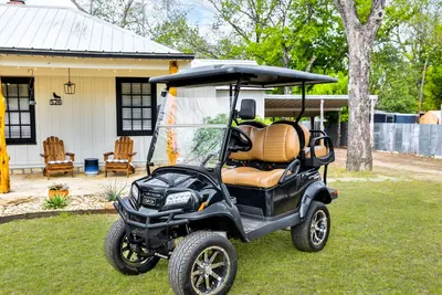 Image de Downtown - 100 yr old renovated home w/ Golf Cart! Pet & Kids Ok - Full Kitchen