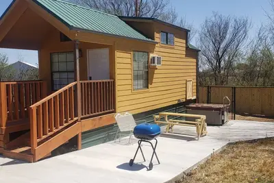 Image de Tiny Cabin with Private Hot Tub on Acres
