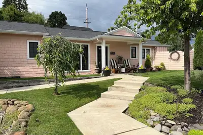 Image de Fabulous Bungalow, 1 block from 5th Street Market