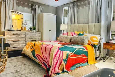 Image de Stylish & Cozy 1/1 with office space!