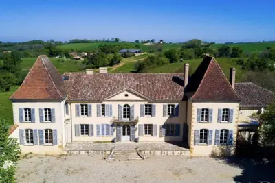 Image de chateau d'un Gal de Napoléon dans le Gers, le bonheur est dans le pré