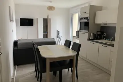 Image de Charmant T2 en centre-ville avec balcon, parking privé et équipements bébé à Fort-Mahon-Plage