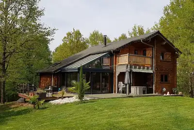 Image de Chalet de charme avec sauna et piscine couverte, proche de Vichy, tout confort, animaux acceptés