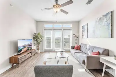 Image de Airy SoCo 2br King Suite w/ GymPickleballLaundry