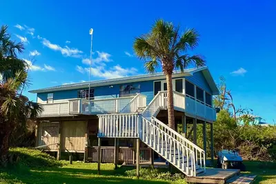 Image de Living Well: Close to the beach and bay, large screened porch. . . a great value!