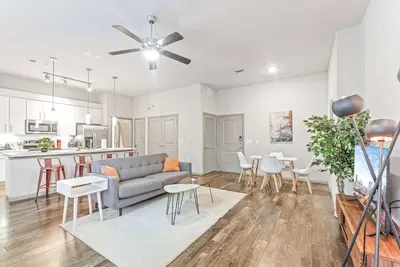 Image de Homey 2br suite close to Downtown w/ fast WiFi