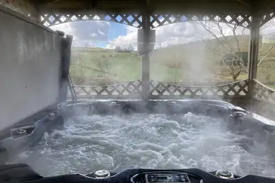 Image de Stunning Log Cabin Iwrch with private Hot tub