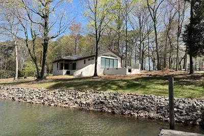 Image de Lake Norman Cottage with stunning views of the sunset in a quiet cove