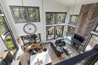 Image de Huge Windows! Modern Powderhouse Pass Home