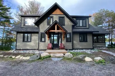 Image de New Gorgeous Family Cottage on Butterfly Lake minutes to Port Carling