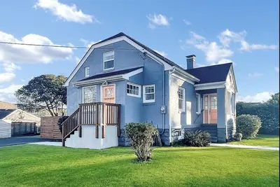 Image de Charming Coastal Cutie! Quintessential beach cottage.