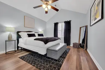 Image de Plush Two Bedroom Retreat. A Home Away From Home!