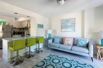 Image de Swanky Flat in the Heart of Dock Square, Super Clean! Walk To Everything!