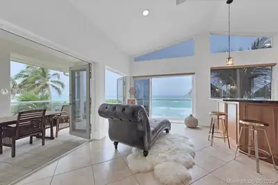 Image de Experience Luxury: Your Private Oasis Awaits at Our Oceanfront Beach House