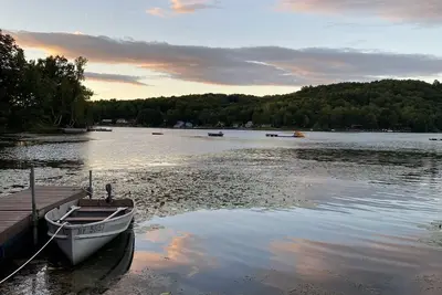 Image de Lake house for 8, all seasons! Large deck overlooking the water