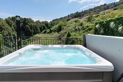 Image de 2p avec jacuzzi privatif dans bas de villa entouré de verdure, proche de Nice