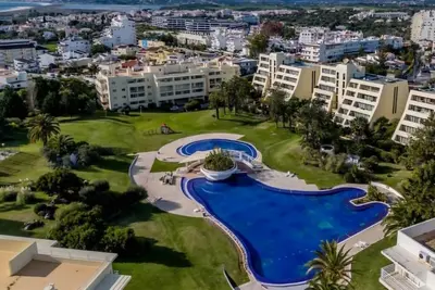 Image de Portugal > Algarve > Alvor | Complex with a huge pool (Vila Marachique).