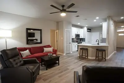 Image de 4 Bedroom-2 King Beds Great location, minutes to At&T Stadium and Dfw Airport!
