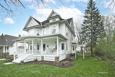 Image de 1905 Victorian Farmhouse close to Lake Geneva.