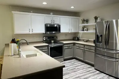 Image de Entire home - trampoline, fire pit, play area, near freeway!