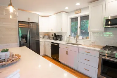 Image de Quintessential Lakefront Home perfect for MultiFamily retreats on Thompson Lake