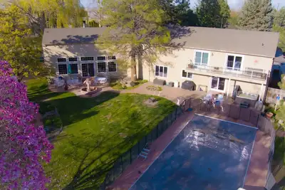 Image de 4000 sq ft Retreat, Sleeps 16, Large Great Room, Hot tub & Pool, Two masters