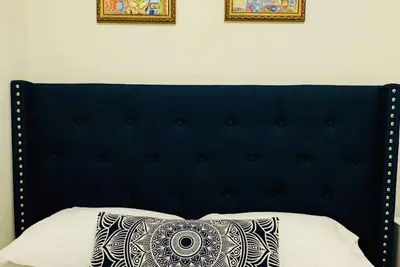Image de Blue Door Room, close to the Airport!