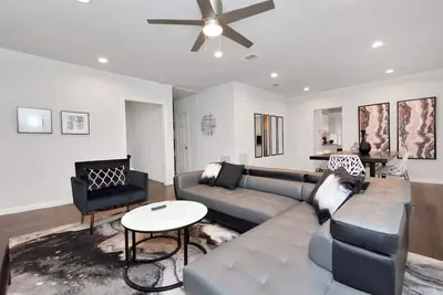 Image de Cozy|1-Story|DowntownHOU|4Bdrm|♛ King Bed |Sleeps 12|Large Yard
