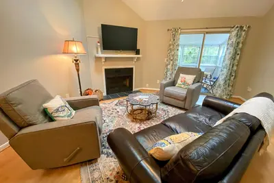 Image de Townhome close to downtown- long term stay only.