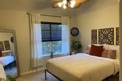 Image de Luxury Home updated kitchen / Spa Bathrooms / and Grand Theater for movie night!