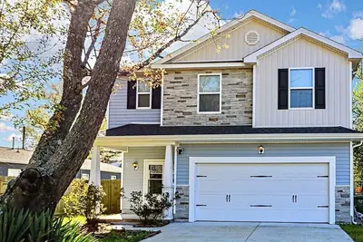 Image de New Beauty! This spacious get away is close to beach and base!