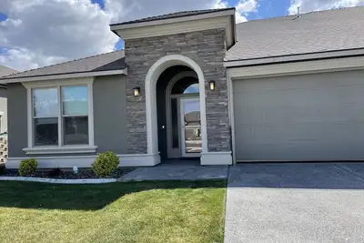 Image de Easy access to I82. Almost new, spotless and spacious close to Trac and Richland