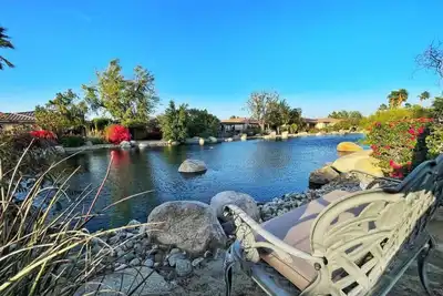 Stunning House on Lake *Walk to Coachella/Stagecoach*